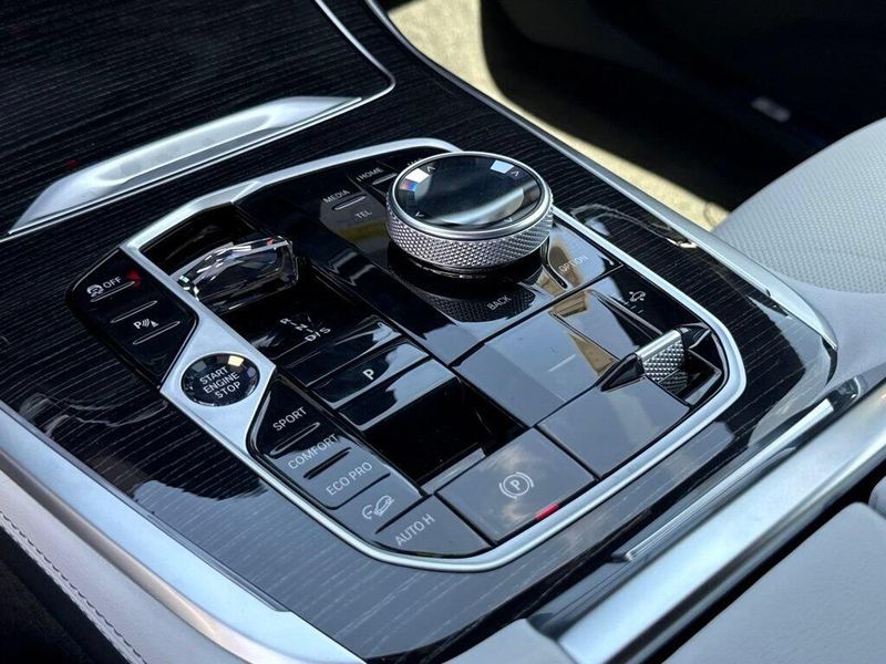 New 2027 BMW X7 xDrive40iImage 24