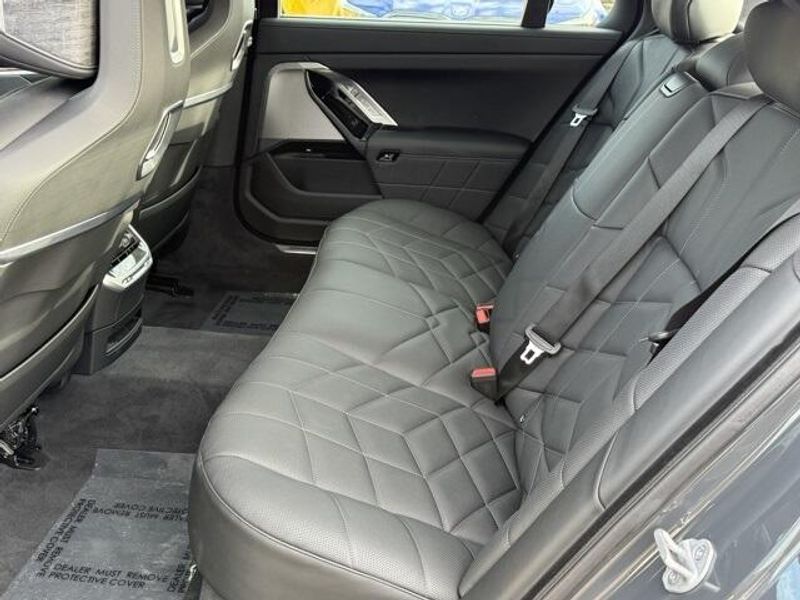 Used 2025 BMW 7 Series 760i xDriveImage 31