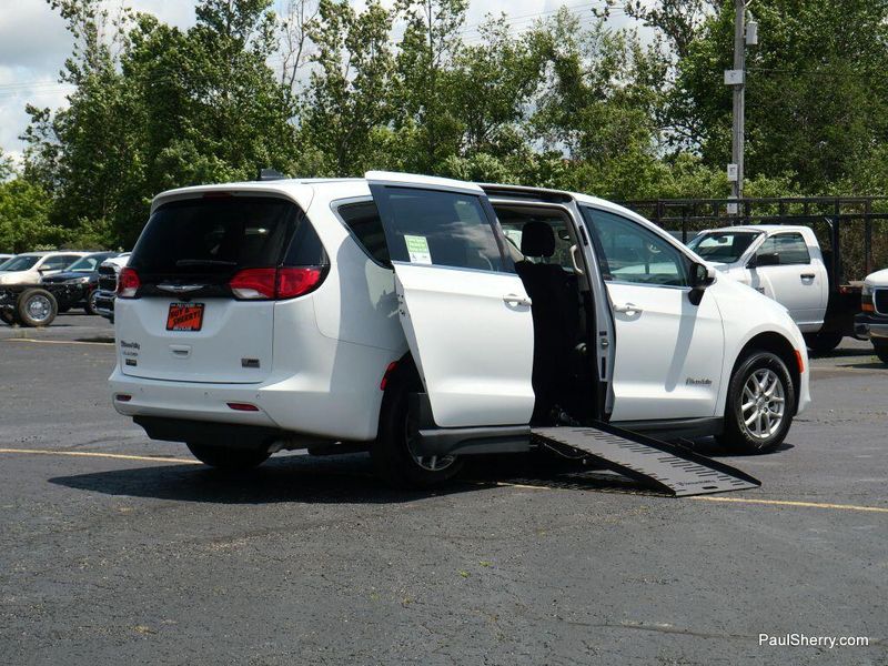Used 2022 Chrysler Voyager LXImage 7