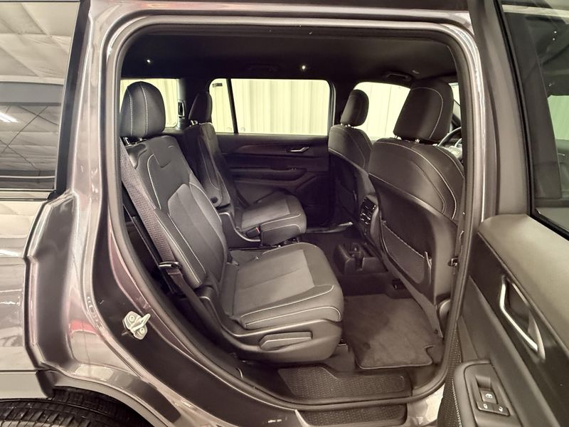 Used 2025 Jeep Grand Cherokee L LaredoImage 10