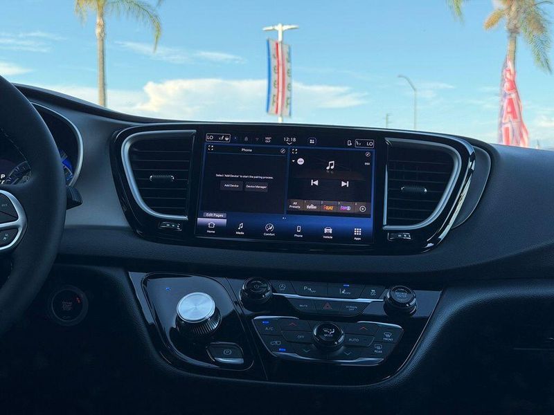 New 2027 Chrysler Pacifica LXImage 20