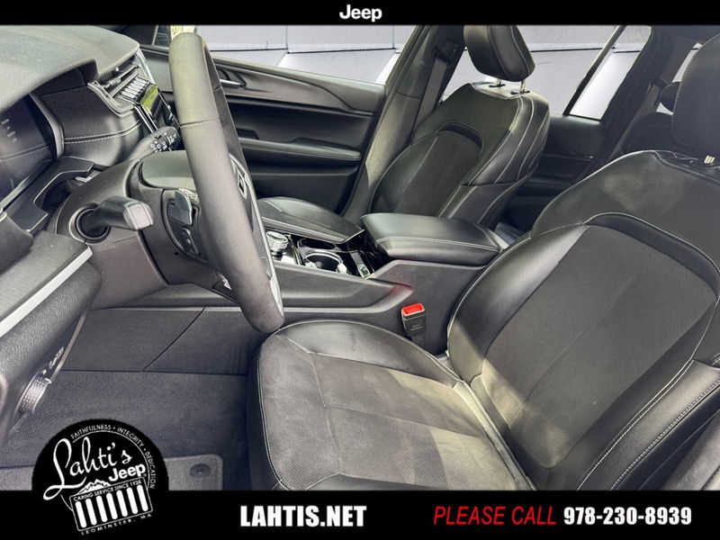 2023 Jeep Grand Cherokee Altitude photo 11