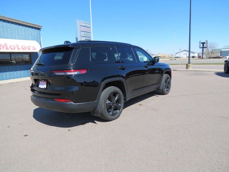 Used 2023 Jeep Grand Cherokee L Limited 4x4 4dr SUVImage 5