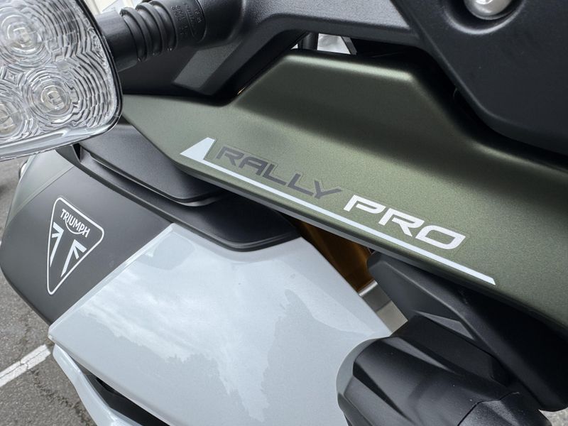 2024 Triumph Tiger 900 Rally Pro - KHAKI GREEN - PHANTOM BLACK 