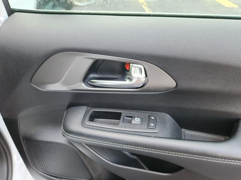 Used 2025 Chrysler Pacifica Select