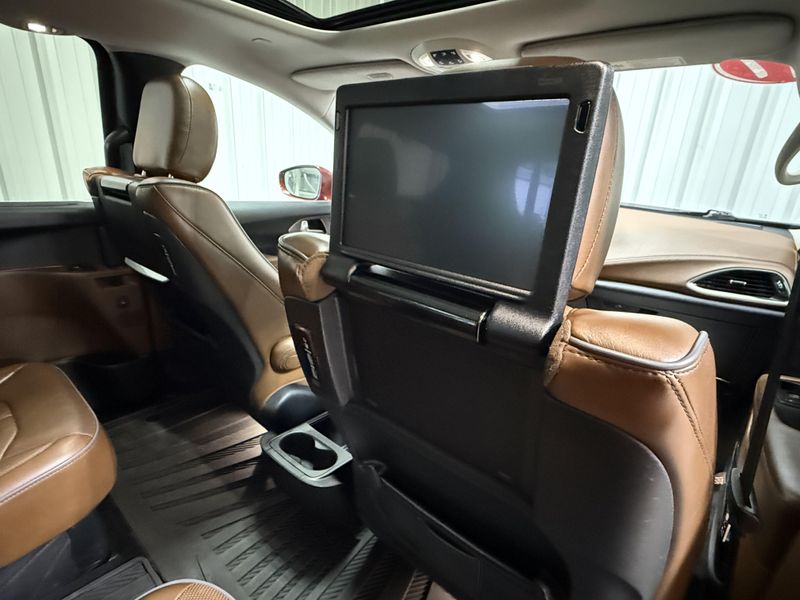 Used 2017 Chrysler Pacifica LimitedImage 9