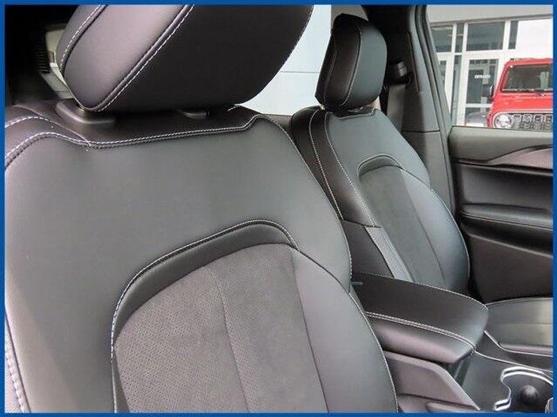 New 2025 Jeep Grand Cherokee Altitude XImage 9