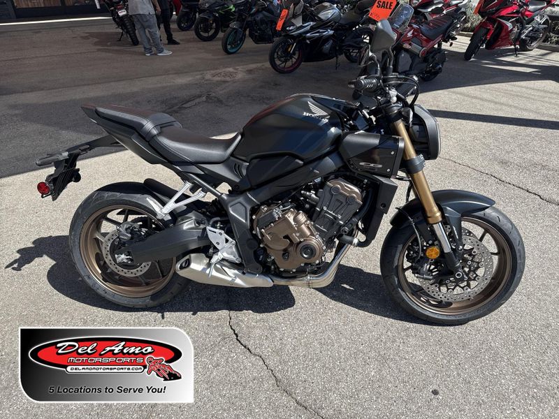 New 2026 Honda CB650R E-CLUTCH Image 1