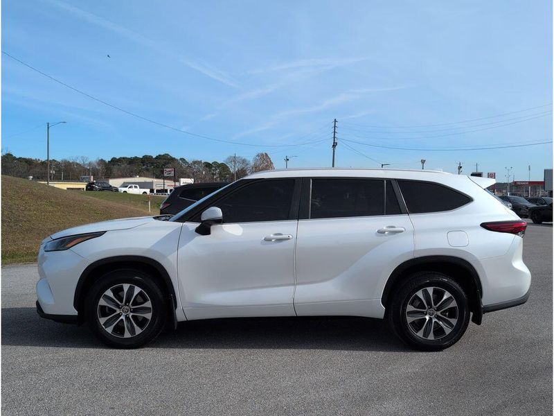 Used 2023 Toyota Highlander XLEImage 2