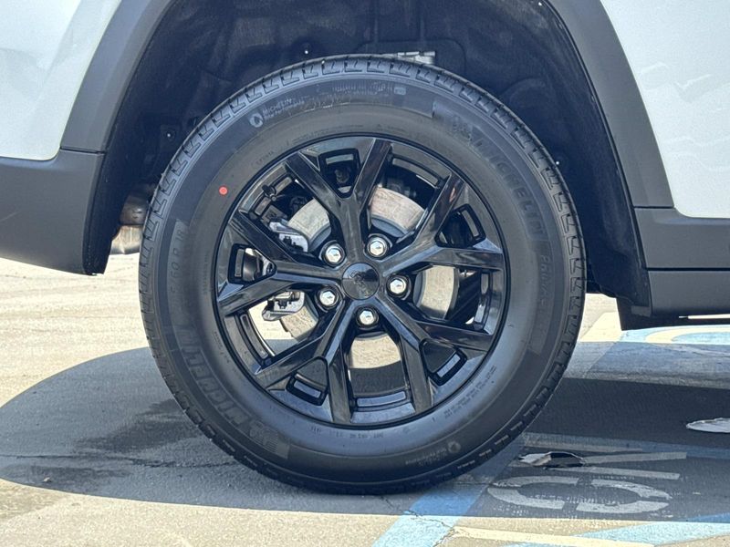 New 2026 Jeep Grand Cherokee Laredo Altitude 4x2