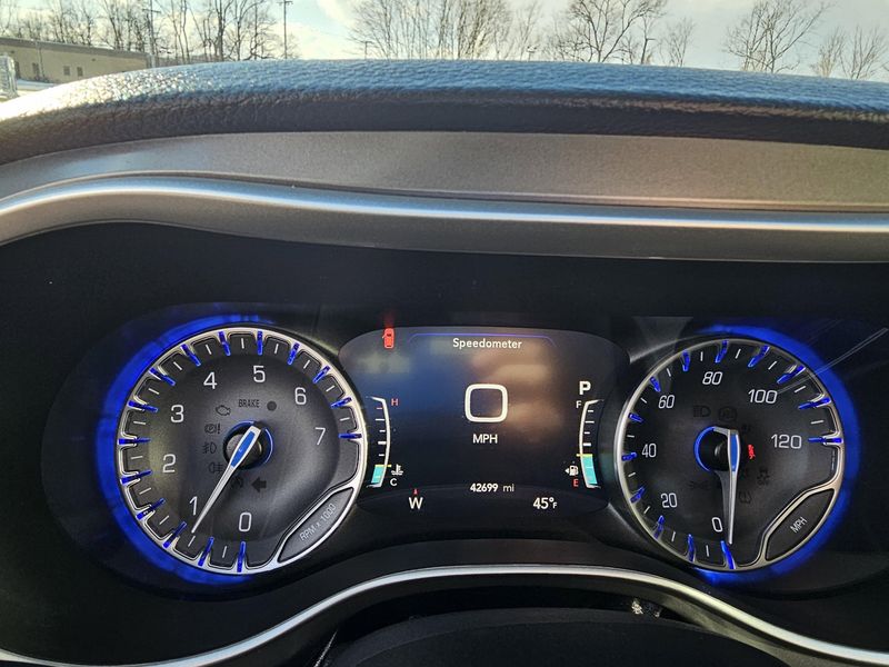 Used 2022 Chrysler Pacifica Touring LImage 10