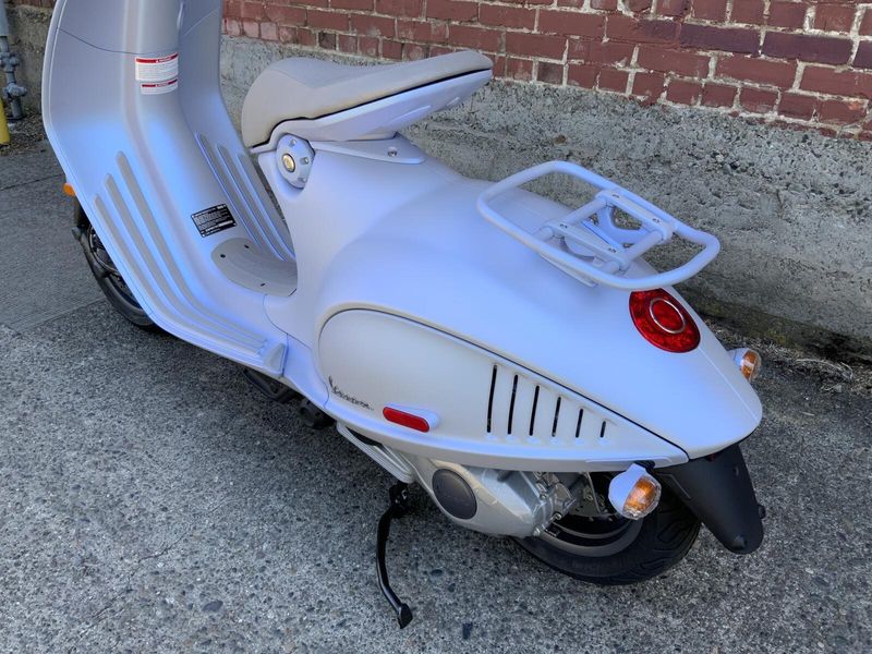 2025 Vespa 946 SNAKE 