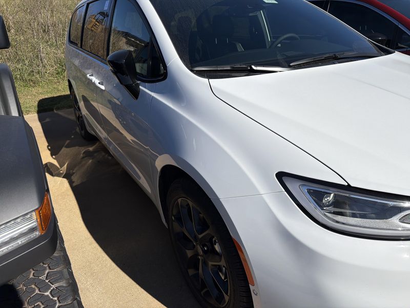 New 2026 Chrysler Pacifica LimitedImage 4