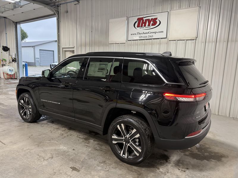 New 2027 Jeep Grand Cherokee Limited 4x4Image 14