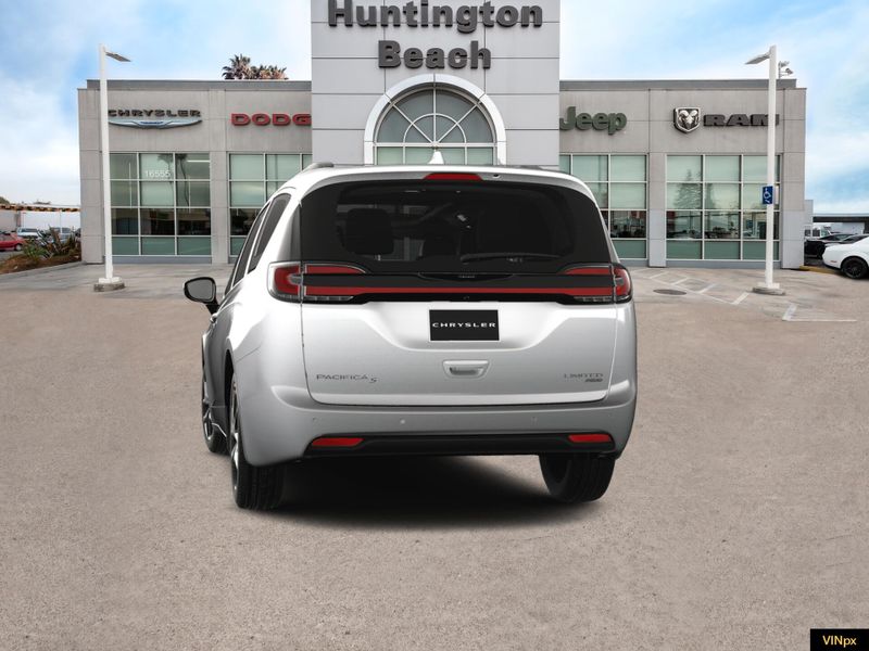 2023 Chrysler Pacifica Limited AWDImage 12