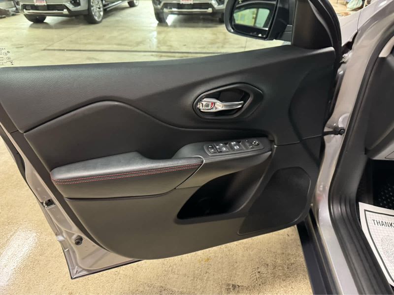 2021 Jeep Cherokee Trailhawk photo 14