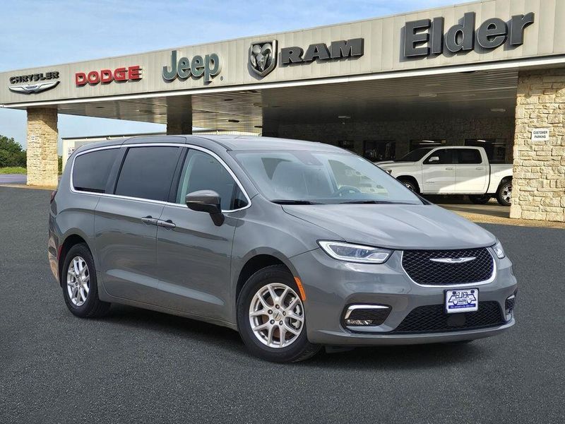 2023 Chrysler Pacifica Touring LImage 1