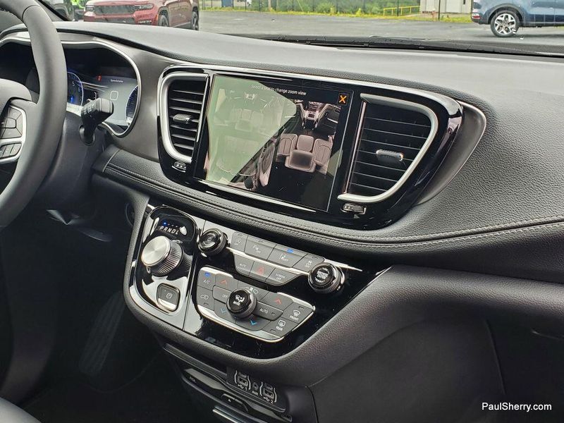 New 2025 Chrysler Pacifica SelectImage 28