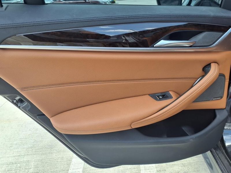 2020 BMW 5 Series M550i xDriveImage 19