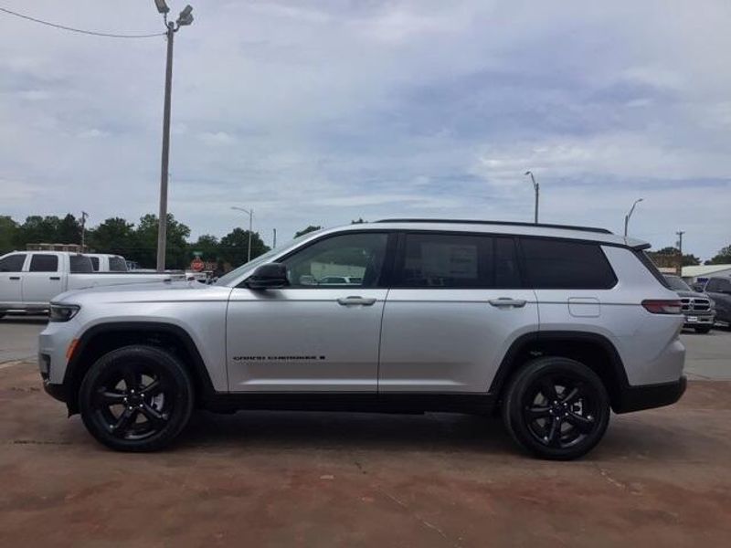 2025 Jeep Grand Cherokee L Altitude 4x2Image 2
