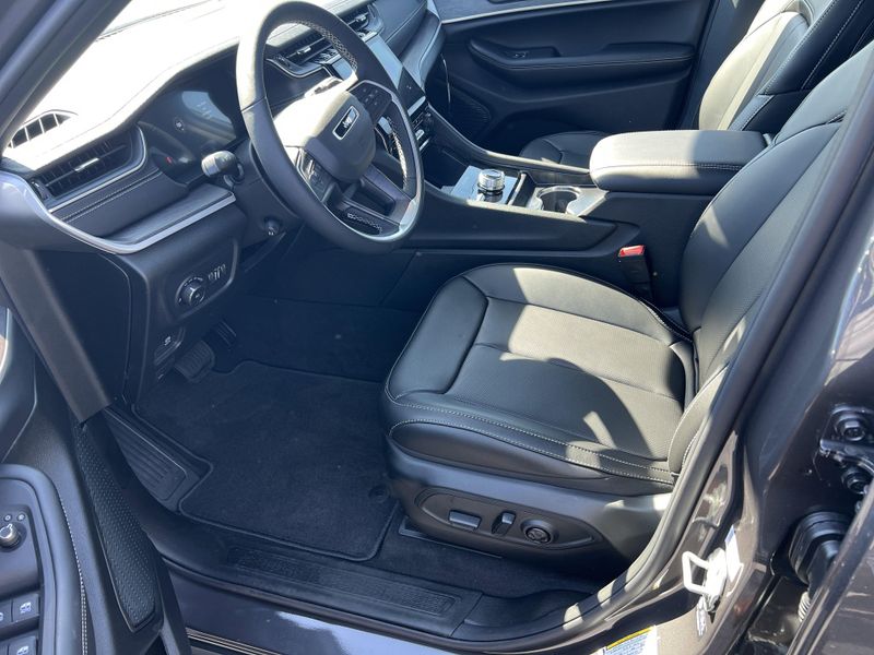 New 2025 Jeep Grand Cherokee L Limited 4x4Image 19