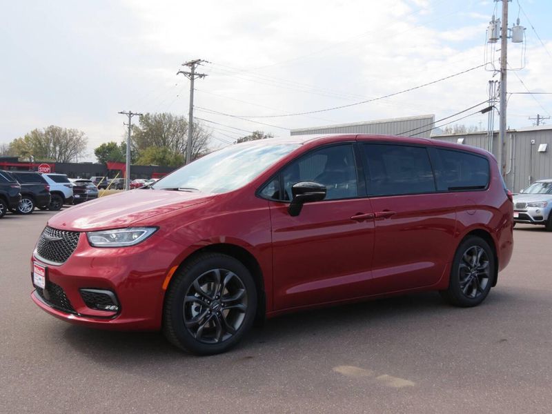 New 2026 Chrysler Pacifica SelectImage 6