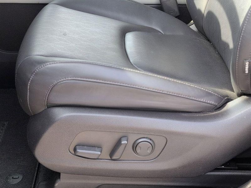2024 Kia Carnival LXImage 11