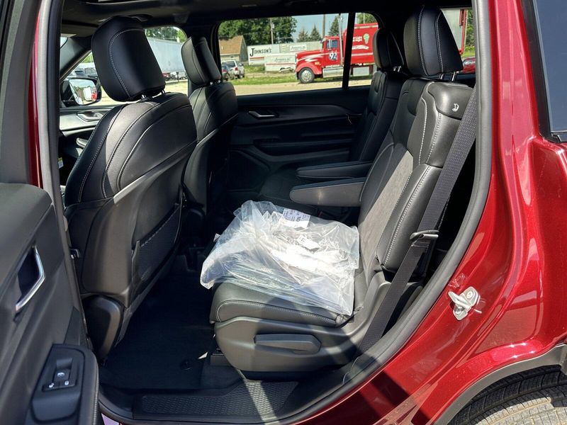 2024 Jeep Grand Cherokee L Altitude XImage 12