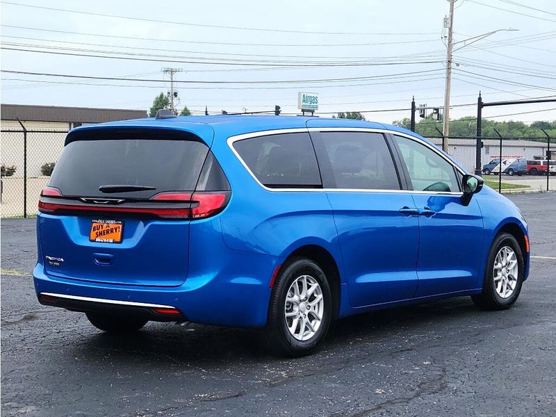 New 2027 Chrysler Pacifica Select