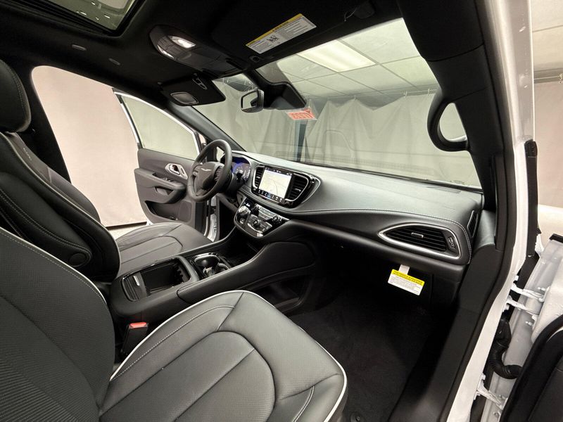 New 2026 Chrysler Pacifica Limited AwdImage 22