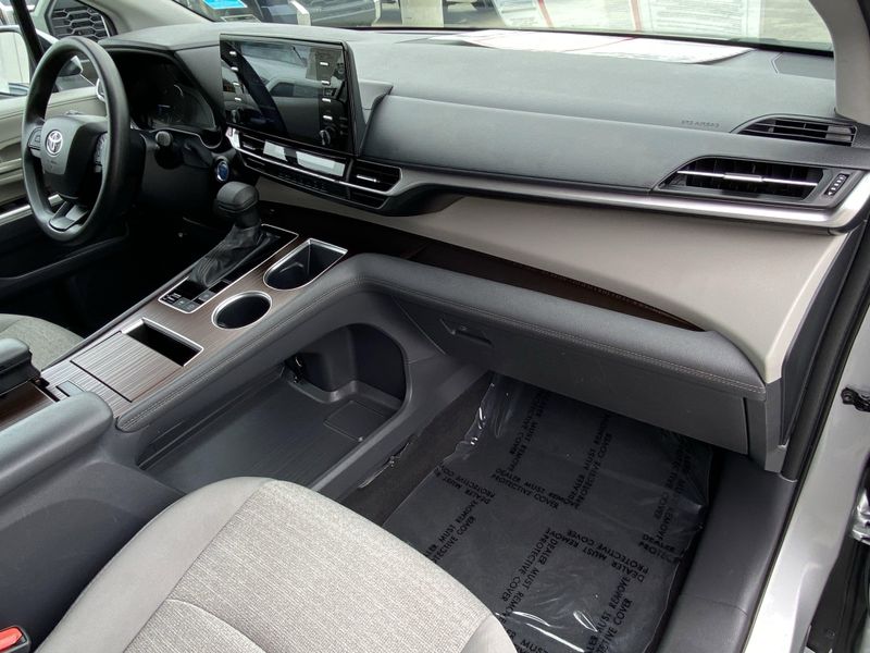 2024 Toyota Sienna LEImage 11