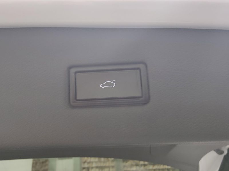 Used 2019 Volkswagen Tiguan SEL AWD w/Sunroof/NavImage 18