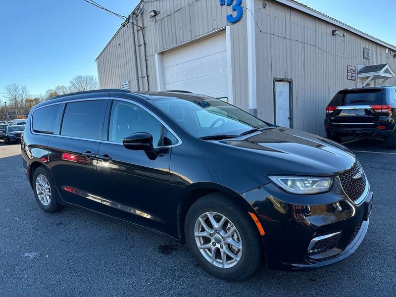 2022 Chrysler Pacifica Touring LImage 1