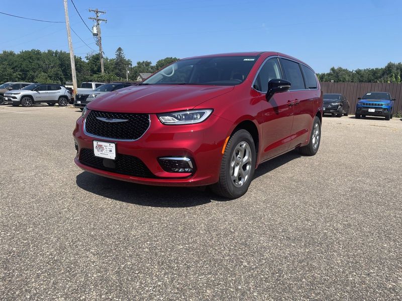 2024 Chrysler Pacifica Limited AwdImage 4