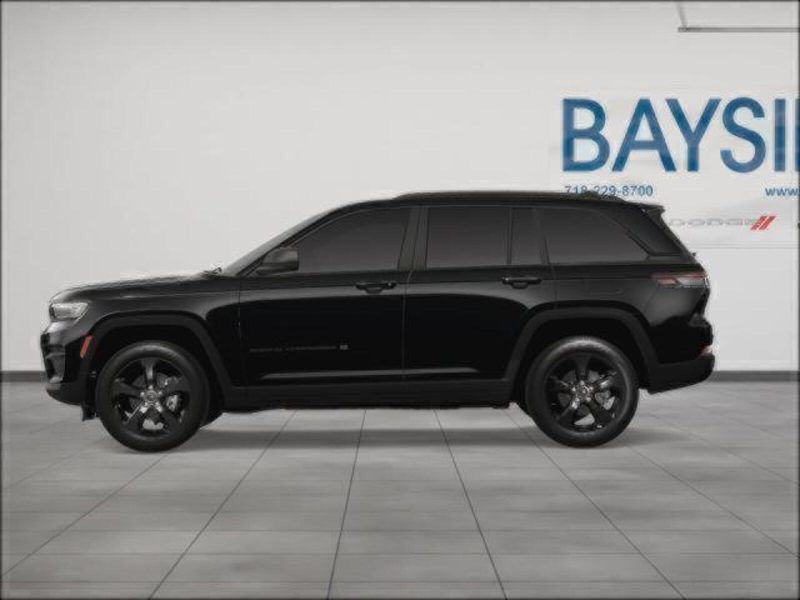 2025 Jeep Grand Cherokee Altitude photo 3