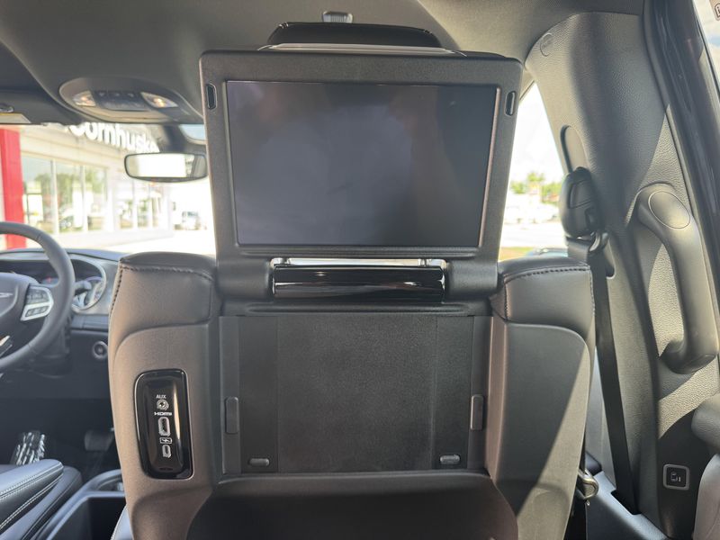 New 2025 Chrysler Pacifica SelectImage 13
