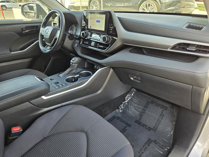 Used 2024 Toyota Highlander LE FWD (Natl)