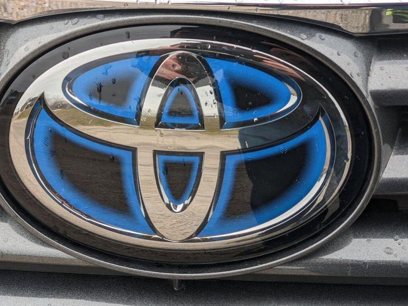 2022 Toyota Avalon Hybrid XLE in a Ice Edge exterior color and Blackinterior. Johnson Dodge 601-693-6343 pixelmotiondemo.com 