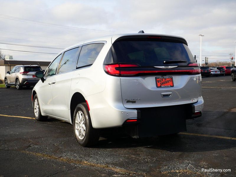 New 2026 Chrysler Pacifica Select