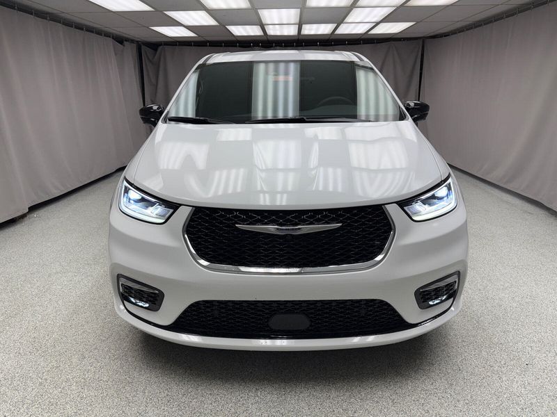 2025 Chrysler Pacifica SelectImage 5