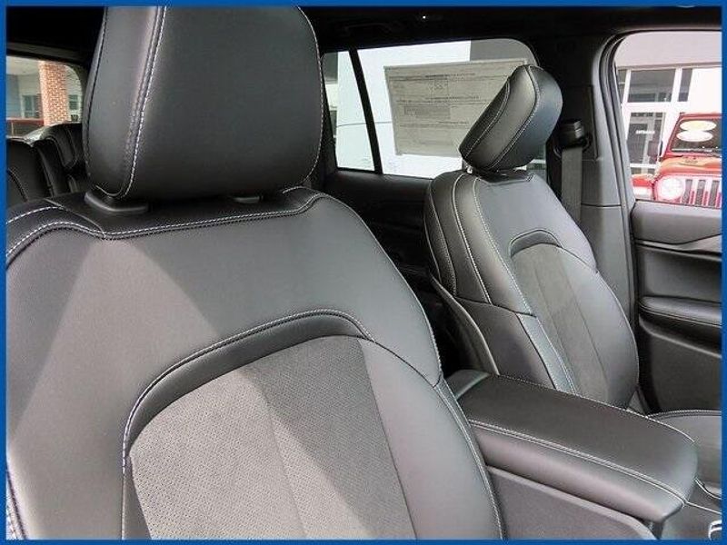 2025 Jeep Grand Cherokee Altitude XImage 9