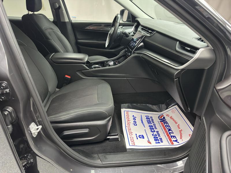 Used 2022 Jeep Grand Cherokee L LaredoImage 16