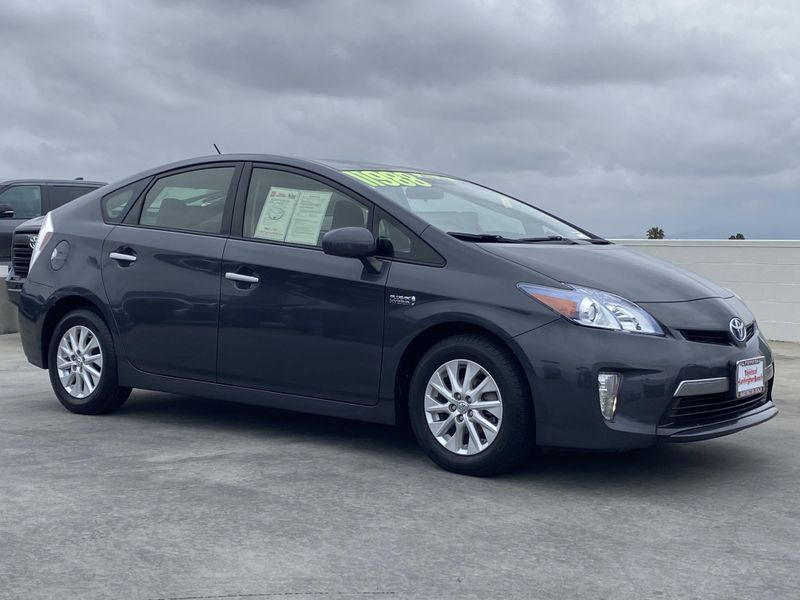 2014 Toyota Prius Plug-In BaseImage 2