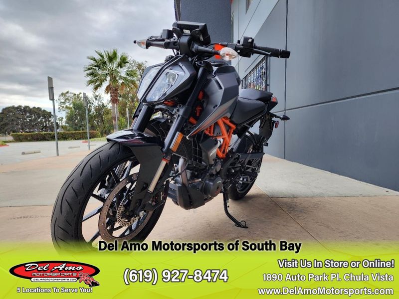 2023 KTM 390 DUKE  in a GREY exterior color. Del Amo Motorsports of South Bay (619) 547-1937 delamomotorsports.com 