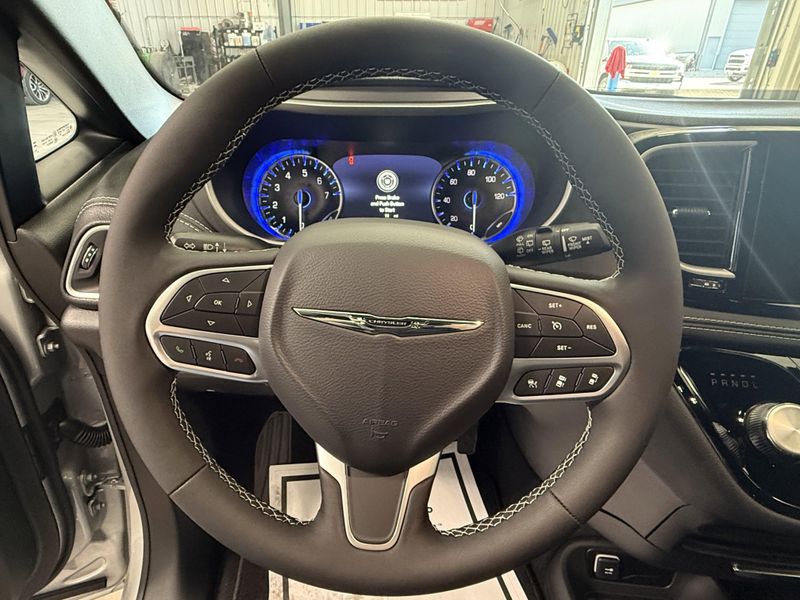 New 2026 Chrysler Pacifica SelectImage 23