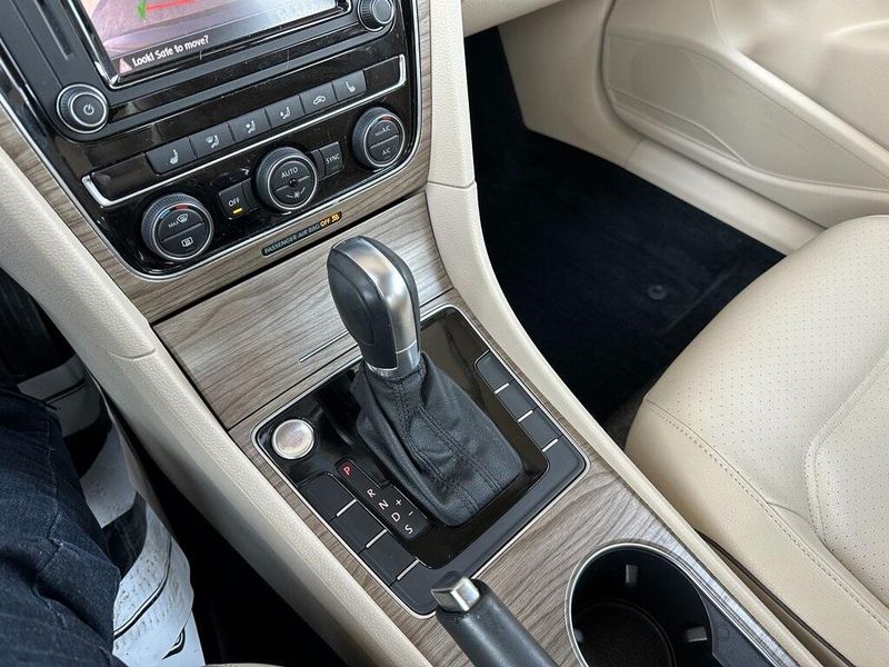 2018 Volkswagen Passat 2.0T SEImage 7