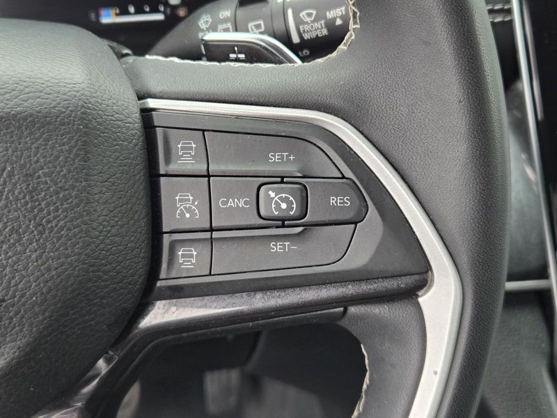 Used 2023 Jeep Grand Cherokee Laredo 4x2