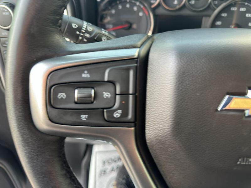 2022 Chevrolet Silverado LT photo 4