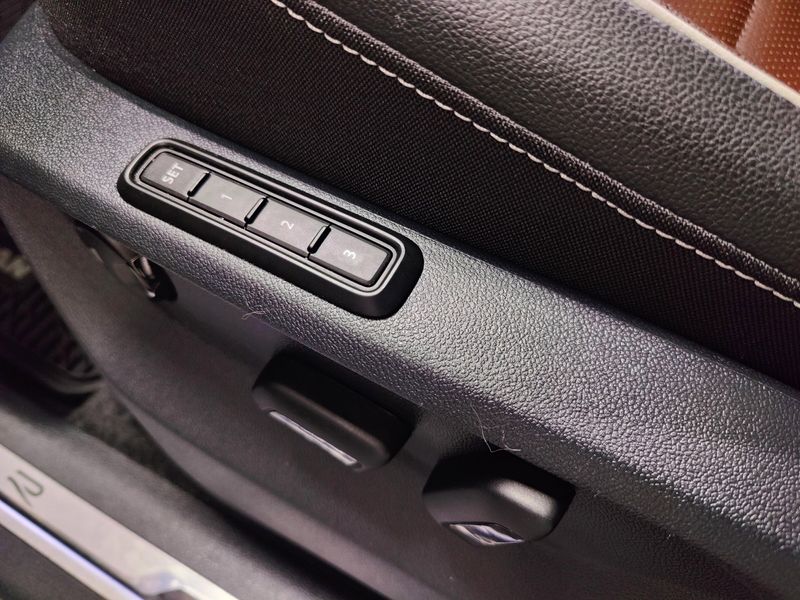 Used 2024 Volkswagen Tiguan AWD SEL R-Line w/Sunroof/NavImage 5