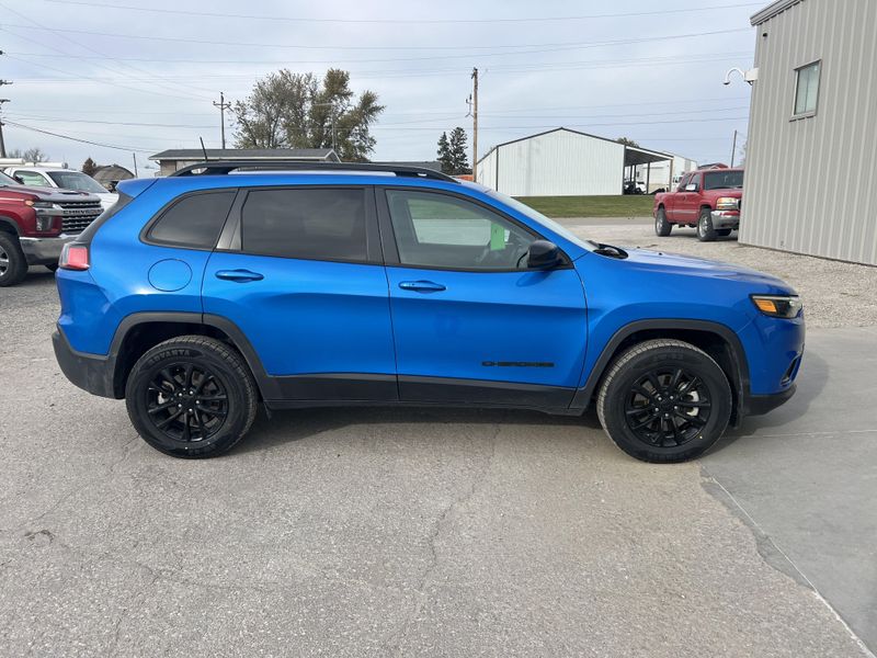 Used 2023 Jeep Cherokee Altitude LuxImage 2